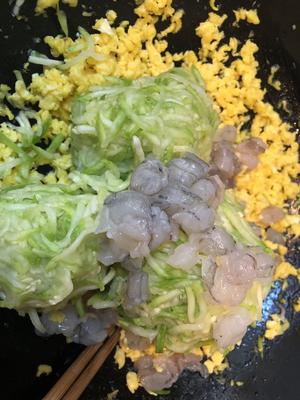 西葫芦鸡蛋虾仁馅饼（不用手和面）的做法 步骤3