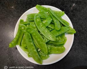 荷兰豆炒鱿鱼简单快手家常菜的做法 步骤2