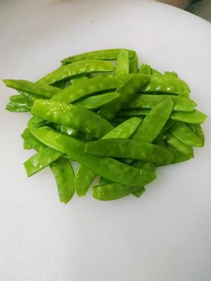 白玉海鲜菇炒荷兰豆的做法 步骤3