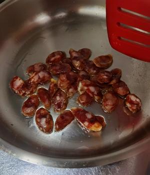 香肠蚕豆饭的做法 步骤3