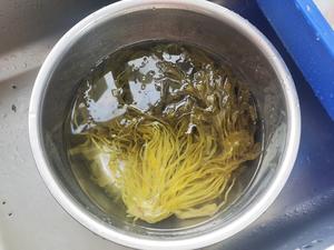 咸菜豆瓣蛋汤（蚕豆瓣）的做法 步骤1