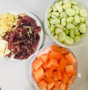 懒人少油电饭锅蚕豆焖饭的做法 步骤3
