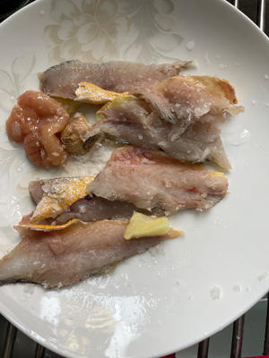 蚕豆黄鱼面的做法 步骤2