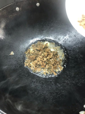 酸菜焖蚕豆的做法 步骤4