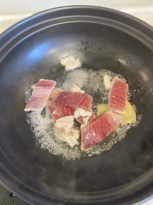 春笋豆瓣咸肉农家豆腐煲的做法 步骤3