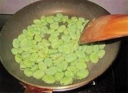 葱炒蚕豆的做法 步骤4
