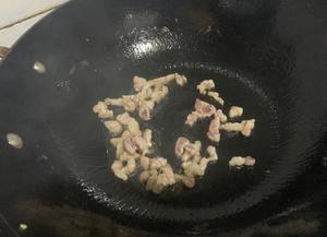 下饭菜：蚕豆炒五花肉的做法 步骤4