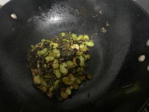 下饭菜：蚕豆炒五花肉的做法 步骤6