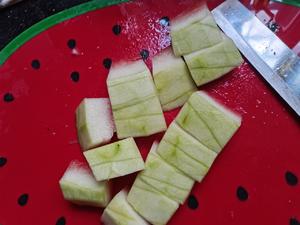 红烧西瓜皮的做法 步骤2