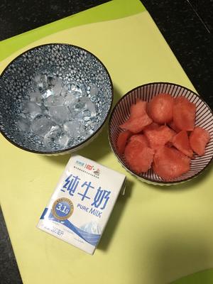 夏日特饮之「西瓜?牛奶?」的做法 步骤1