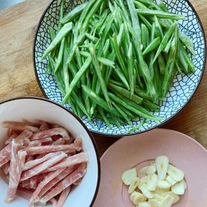 炒鸡下饭的芸豆角（扁豆）炒肉丝的做法 步骤1