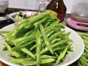 简单快手下饭の蒜香扁豆丝的做法 步骤2