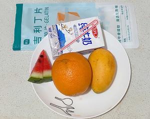 【宝宝零食】西瓜+芒果牛奶布丁，高颜值零负担的午后甜品的做法 步骤1