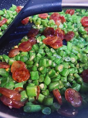 橄榄菜四季豆腊肠炒饭【榄菜刀豆】的做法 步骤4