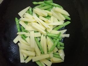 农家菜土豆焖刀豆的做法 步骤3