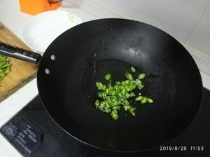 瑞金家常菜3:炒刀豆的做法 步骤2