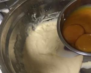《假装柚子蛋糕》零失败伯爵红茶戚风+自制炼乳香缇奶油的做法 步骤6