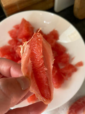 把维C满满吃进嘴里的西柚的做法 步骤4