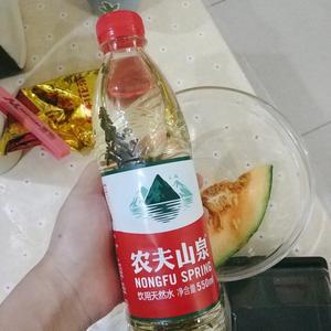 酸杏子哈密瓜柚子水果茶的做法 步骤2