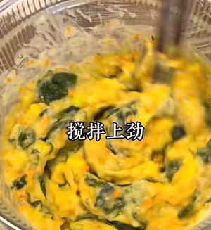 早餐裙带菜鲜虾饼，八宝粥，哈密瓜的做法 步骤1