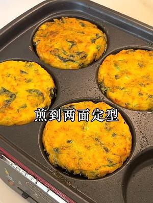 早餐裙带菜鲜虾饼，八宝粥，哈密瓜的做法 步骤5