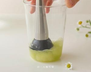 蜜瓜冰沙拿铁?超简单的冰沙做法！无需刨冰机的做法 步骤3