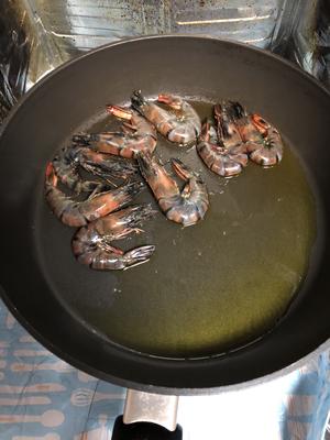 多名利葡萄酒菜谱～西班牙海鲜饭&西班牙蜜瓜火腿片&焗青口配煎带子的做法 步骤2