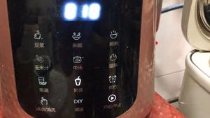 榨汁机里的哈密瓜奶昔的做法 步骤6