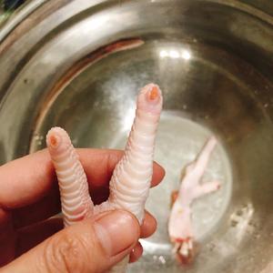 网红百香果鸡爪的做法 步骤1