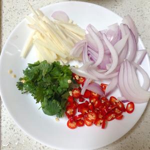 轻食·柠檬百香果酸辣鸡胸肉（附煮鸡胸不柴的办法）的做法 步骤7