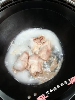 芒种煮梅，李子肉烂烂的，汤汁酸酸甜甜，果香浓稠的“李子焖?肘骨”的做法 步骤4