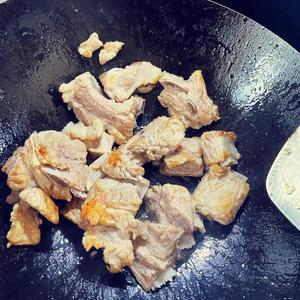 家常但吃不腻的一道菜——（梅子）红烧排骨的做法 步骤5