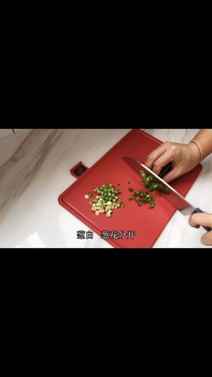 入冬后最合适吃这样一锅暖暖的白菜粉条豆腐煲。豆腐煎至两面金黄，加上白菜粉条咕嘟咕嘟炖一锅，开盖香气扑鼻，家常美味超级下饭，真香。的做法 步骤2