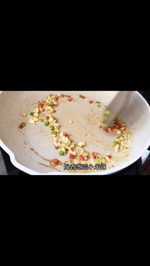 入冬后最合适吃这样一锅暖暖的白菜粉条豆腐煲。豆腐煎至两面金黄，加上白菜粉条咕嘟咕嘟炖一锅，开盖香气扑鼻，家常美味超级下饭，真香。的做法 步骤10