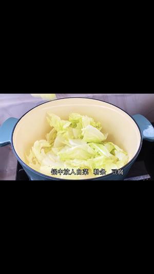 入冬后最合适吃这样一锅暖暖的白菜粉条豆腐煲。豆腐煎至两面金黄，加上白菜粉条咕嘟咕嘟炖一锅，开盖香气扑鼻，家常美味超级下饭，真香。的做法 步骤13