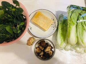 纯素美食｜翡翠水饺（杭白菜、干香菇、豆腐馅）的做法 步骤1