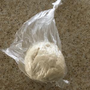 荔枝干碧根果软欧包的做法 步骤1