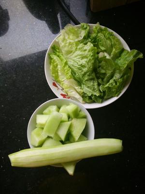 Green Smoothie DAY 14（生菜+黄瓜+香瓜）的做法 步骤1