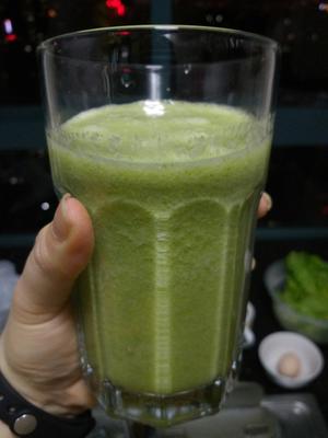 Green Smoothie DAY 12（生菜+香蕉+香瓜）的做法 步骤2