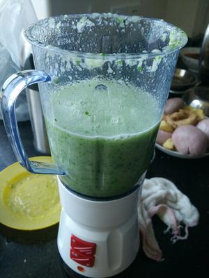 Green Smoothie DAY 10（芹菜+香瓜+生梨+香蕉）的做法 步骤2