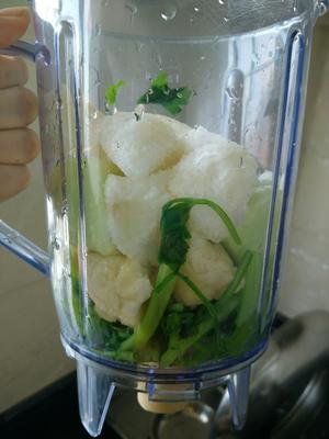 Green Smoothie DAY 10（芹菜+香瓜+生梨+香蕉）的做法 步骤1