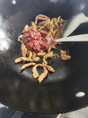 鲜牛蒡炒鸡胸肉的做法 步骤4