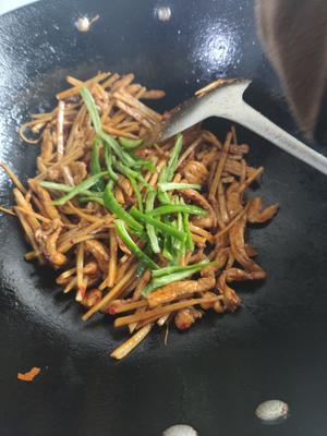 鲜牛蒡炒鸡胸肉的做法 步骤5