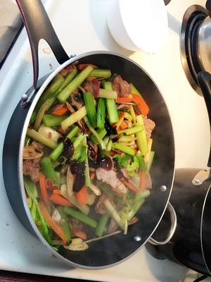 芹菜 瘦肉 木耳 牛蒡 杂菜炒年糕的做法 步骤5