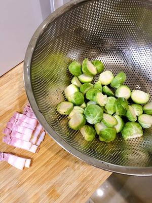 适合闺蜜聚会的小菜：黄油风味培根炒孢子甘蓝的做法 步骤1