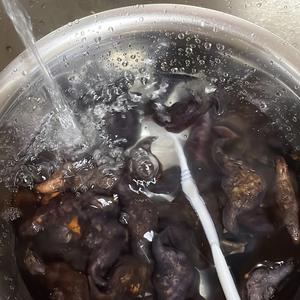 水煮菱角的做法 步骤1