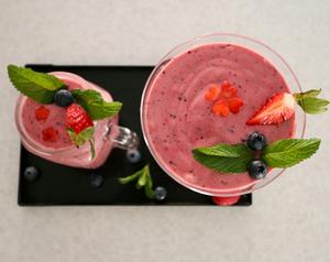 Triple Berry Smoothie(蓝莓草莓覆盆子）的做法 步骤5