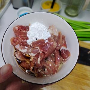 下饭芹菜炒肉的做法 步骤1