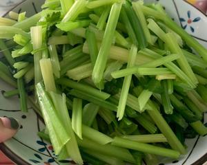 午餐晚餐简单快手下饭菜芹菜炒香干的做法 步骤1