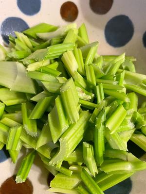 比肉还香的芹菜土豆炒肉的做法 步骤1